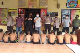 Belasan remaja diamankan polisi terkait pengeroyokan dan pengrusakan rumah