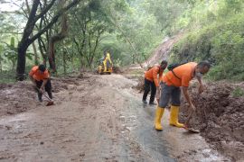 Puluhan wisatawan terjebak longsor di Waduk Wonorejo Tulungagung berhasil dievakuasi