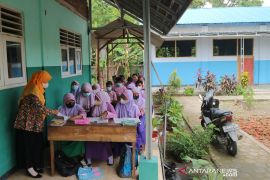 Siswa Belajar di Teras Sekolah Mojokerto