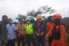 Plh. Bupati Banjarnegara tinjau lokasi tebing longsor di Pagentan