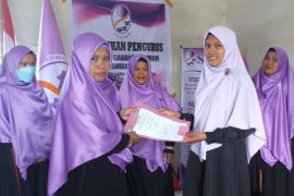 Penyerahan tali asih warnai pelantikan PC Salimah Kualuhselatan