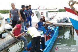 Tim gabungan evakuasi ABK KM Sabang yang terbakar di perairan Selat Nasik Belitung