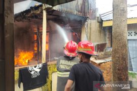 Damkar padang kerahkan enam armada padamkan kebakaran rumah warga