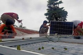 Mahasiswa Universitas Jambi pasang pembangkit surya untuk penerangan umum
