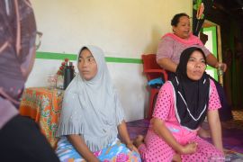 Geliat semangat perempuan desa terluar Hinako olah minyak kelapa murni