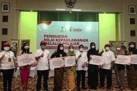 Students should steer clear of bullying friends: Minister