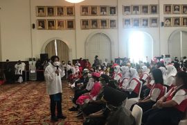 Minister Rismaharani encourages students to fight ignorance, poverty