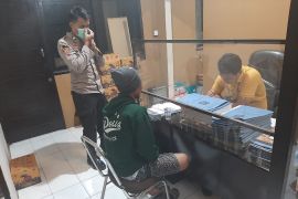 Tukang sate pemerkosa siswi disabilitas di Lombok Timur dibekuk di rumahnya