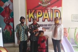 KPAD Labura serahkan bantuan pada dua anak
