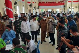 Menkopolhukam dan Mendagri meninjau kegiatan vaksinasi di Natuna