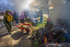 Membersihkan Sampah Sisa Luapan Sungai Hantakan