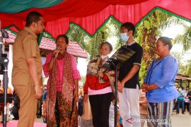 10 warga kurang mampu di Barus dapat bantuan RTLH dari Bupati