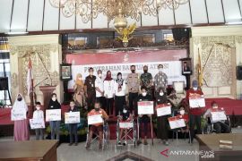 Batang salurkan bansos untuk 100 anak yatim dan 161 disabilitas
