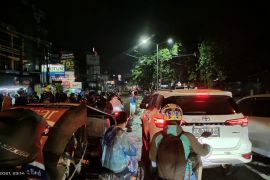 Tim JKW-PWI bagi kisah menerjang banjir di Medan