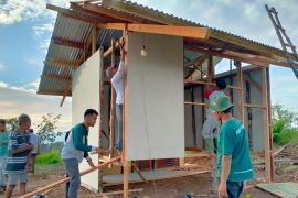 Warga Nagari Sirukam bergotong royong bedah rumah Wati yang tak layak huni