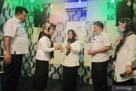 Suasana haru warnai pelepasan Kadis PPPA Labura