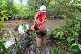 Upaya membersihkkan saluran air tercemar minyak Pertamina