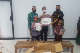 Alfamart bagikan perlengkapan sekolah untuk anak-anak di Kabupaten Kediri