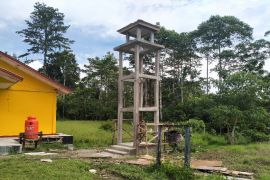 Satgas TNI Yonif 512 bersama warga bangun menara gereja di perbatasan