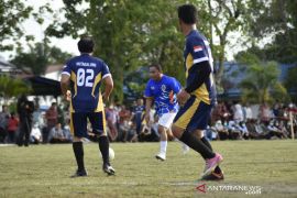 Serunya hari guru di Tapteng, Bupati main bola bersama dengan para guru