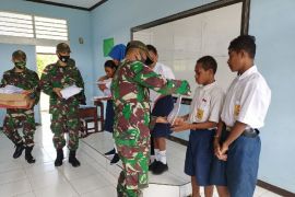 Satgas Yonif 131 bagikan baju seragam sekolah untuk siswa perbatasan RI-PNG