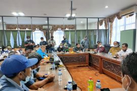 Kadisnakertrans Kalsel berdialog dengan pekerja soal UMP