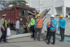 Truk sawit tabrak tiang listrik dan rambu jalan, supir kabur