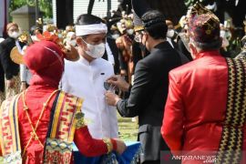 Dedi Mulyadi terima Satyalancana Kebudayaan di Hari Guru Nasional