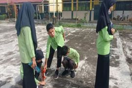 Mengukur tinggi tiang bendera dari bayangannya