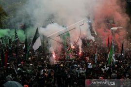 Unjuk Rasa Suporter Persebaya Page 1 Small