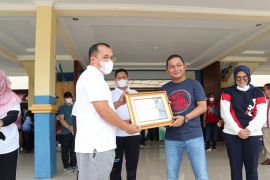 Ikutkan perangkat desa ke program JKN, Bupati Tapteng terima penghargaan dari BPJS Kesehatan
