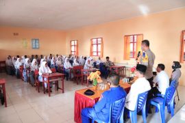 Polda Malut tinjau vaksinasi pelajar-masyarakat pulau terluar, perangi VOVID -19