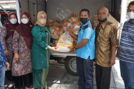 TP-PKK Tanah Datar distribusikan 1.000 paket sembako bagi masyarakat ekonomi lemah