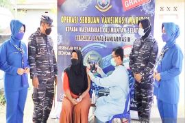 Danlanal Banjarmasin dorong warga menjalani vaksinasi COVID-19