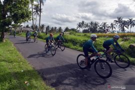 Ratusan pesepeda "Wisata Olahraga Hidup Sehat Series 2021" lintasi desa wisata di Bali