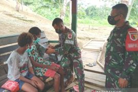 Satgas Yonif 512 layani pengobatan gratis warga di perbatasan RI-PNG