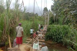 NNB Batuhorpak gotong royong perbaiki rambin rusak di Arse