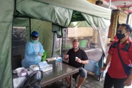 LP Singaraja-Bali serahkan WNA Denmark ke Imigrasi setelah bebas