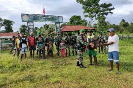 Satgas TNI Yonif 131 berikan cendera mata tokoh adat perbatasan