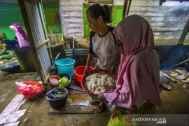 Bantuan Makanan Untuk Korban Banjir