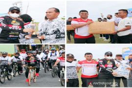 200 paket sembako kembali dibagikan Bupati kepada warga pada HUT PGRI ke-76 dan HGN di Tapteng