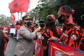 Kapolres Lebak bagikan masker pada peserta unjuk rasa