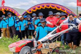 Pamekasan luncurkan layanan bajak sawah gratis "hand tractor on call"