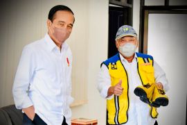 Presiden Joko Widodo bujuk  Menteri PUPR beli sepatu untuk "motoran"