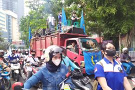 Ribuan buruh kembali aksi tuntut kenaikan UMK di  Kota Surabaya