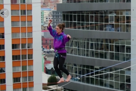 Menyeberang gedung pencakar langit dengan seutas tali