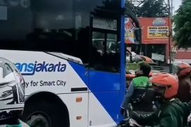 Astaga, Bus TransJakarta dirusak sejumlah pengendara motor di Kramat Jati