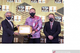 Rivan A Purwantono dan Myland, Dirut dan Dirkeu Jasa Raharja Raih Penghargaan TOP BUMN Awards 2021