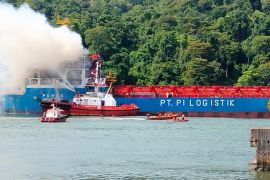 Kapal kargo terbakar