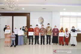 BPJAMSOSTEK-Menteri KKP serahkan santunan Rp1,99 miiar untuk ABK KM Hentri I